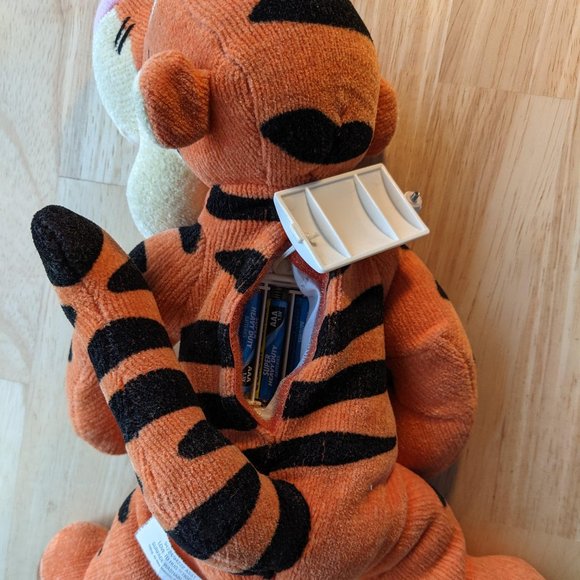 Fisher Price Love To Hug Talking Tigger from Winnie the Pooh & Friends - Picture 12 of 12